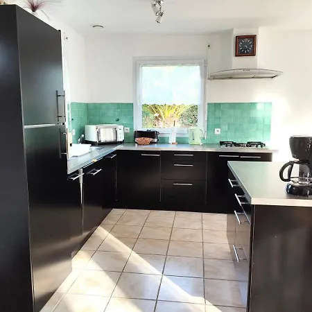 Maison A 210m De La Avec Jardin Clos, Terrasse Et Parking Prive Sur L'ile Grande - Fr-1-368-214 Holiday home